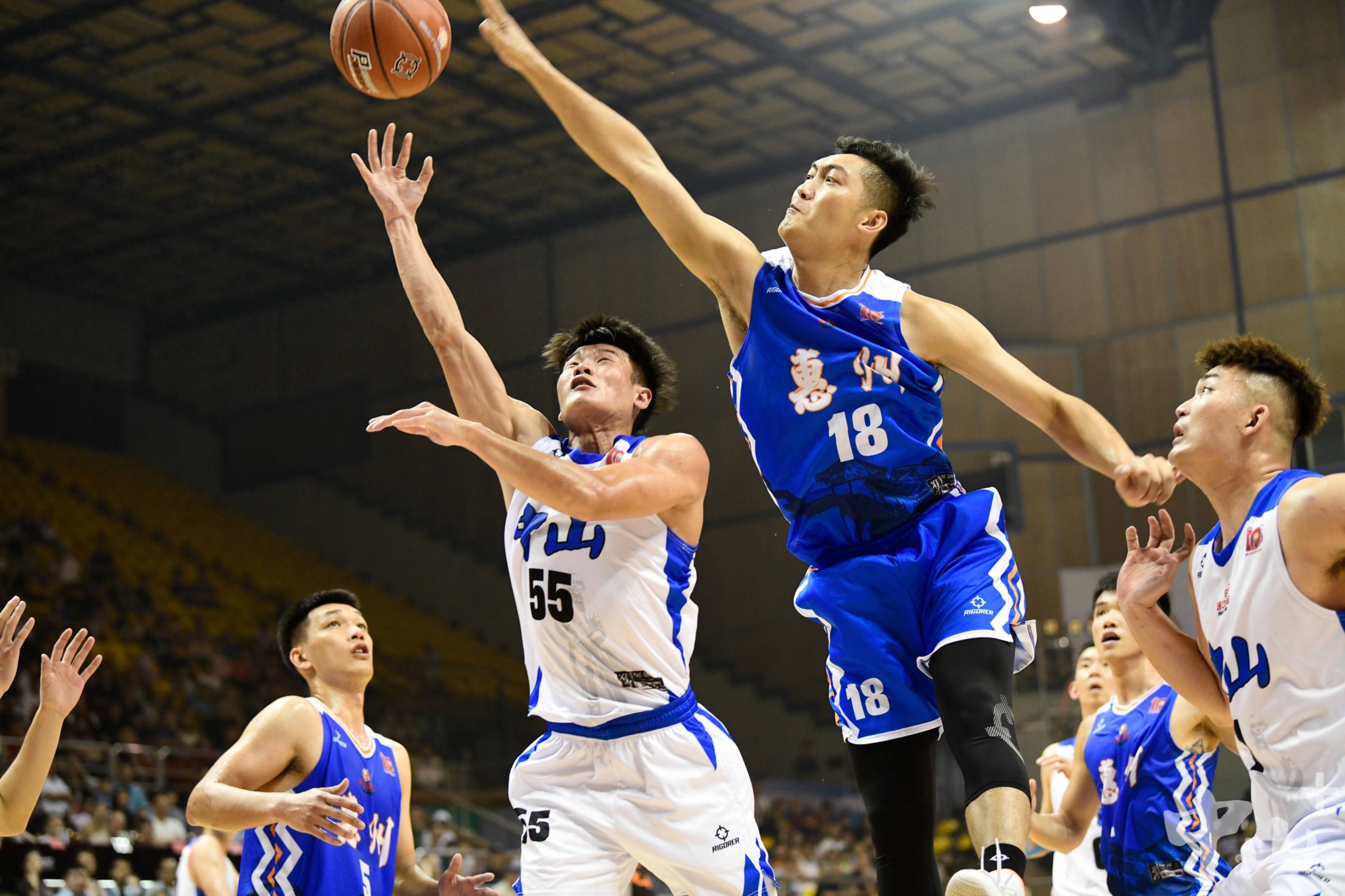 王楚钦回应比赛换球拍