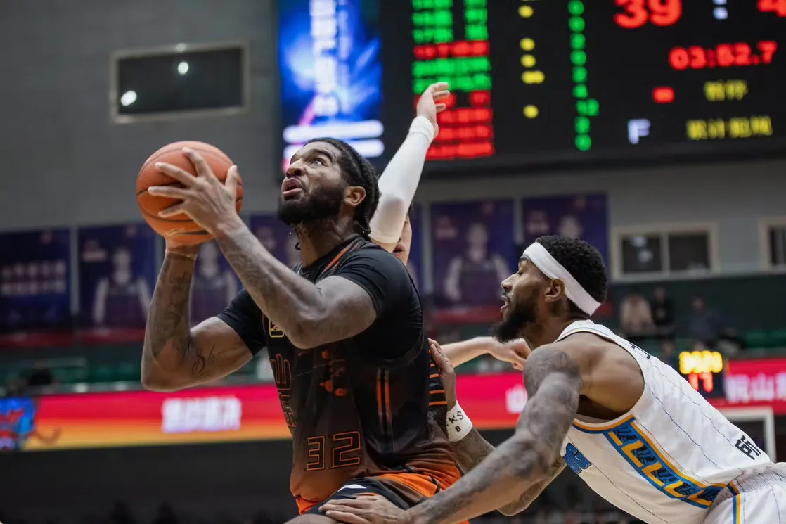 王楚钦回应比赛换球拍