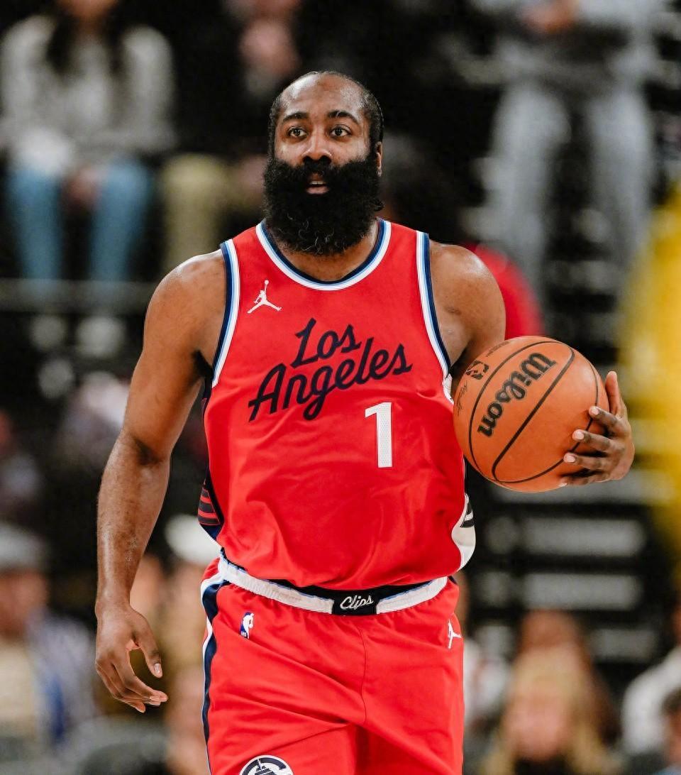 国际比赛日洛杉矶快船调整名单以备亚冠，手感冰凉环节打磨，媒体盛赞，团队化学反应显著的简单介绍